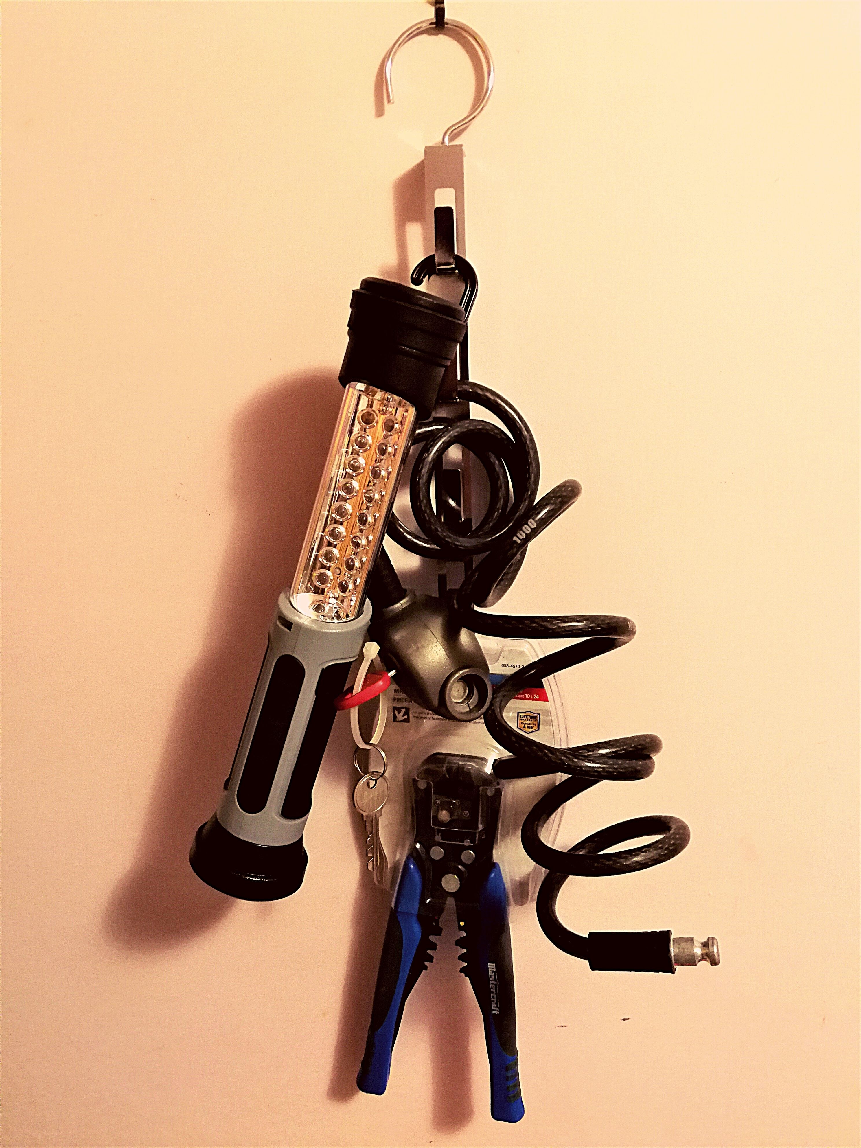 D'klutz multifuntional hanger that hangs different types of tools